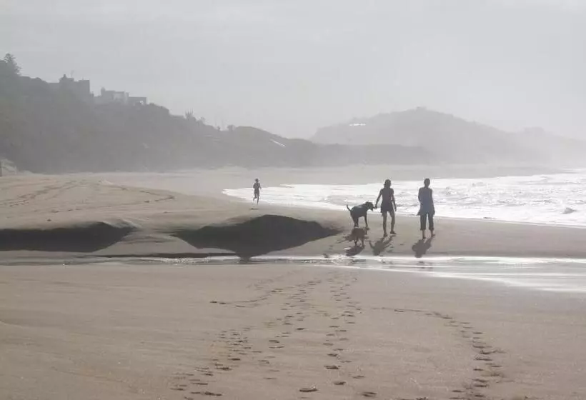 פנסיון The Pink Lodge On The Beach