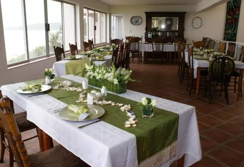 פנסיון The Pink Lodge On The Beach