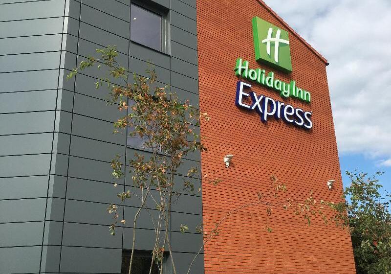 فندق Holiday Inn Express St. Albans   M25, Jct.22