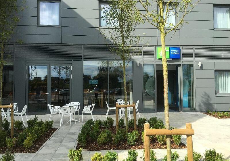 فندق Holiday Inn Express St. Albans   M25, Jct.22