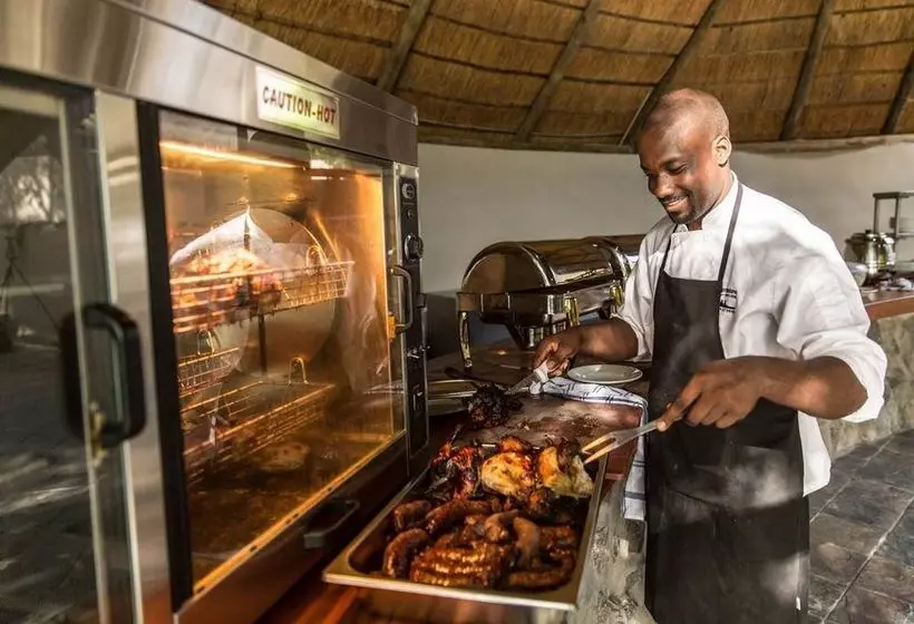 هتل Thamalakane River Lodge