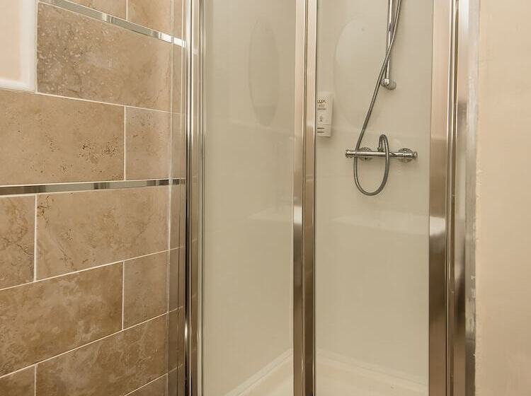 بنسيون OYO Vale Lodge