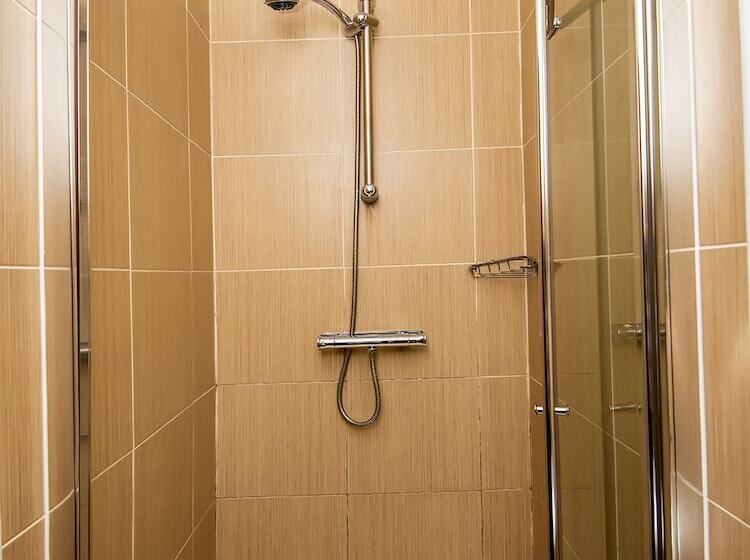 بنسيون OYO Vale Lodge