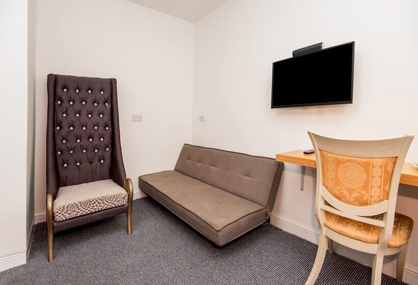 بنسيون OYO Vale Lodge