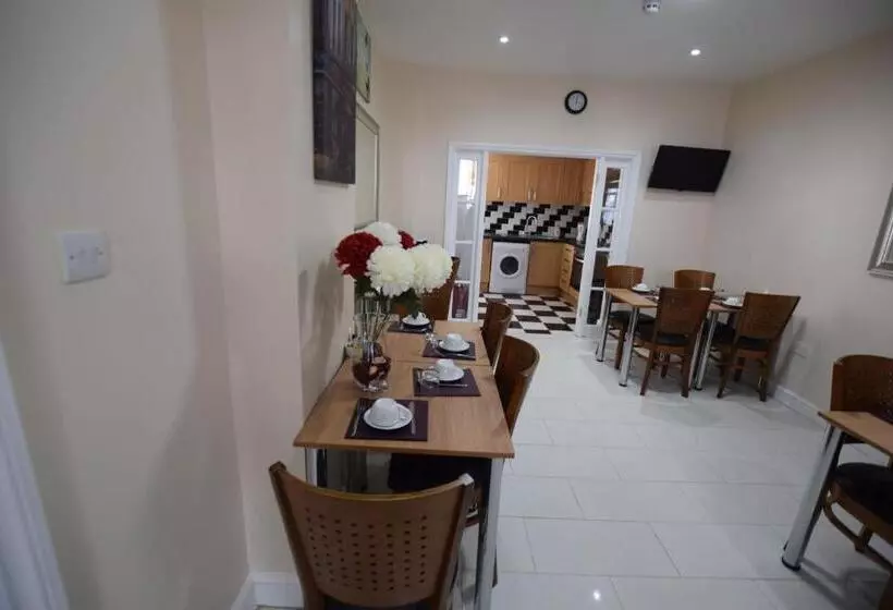 膳宿费 Woodlands Lodge Ilford