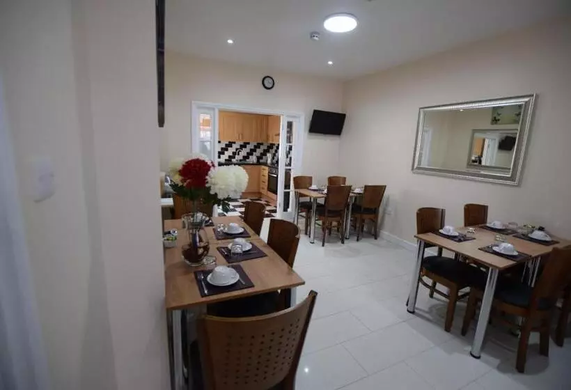 膳宿费 Woodlands Lodge Ilford