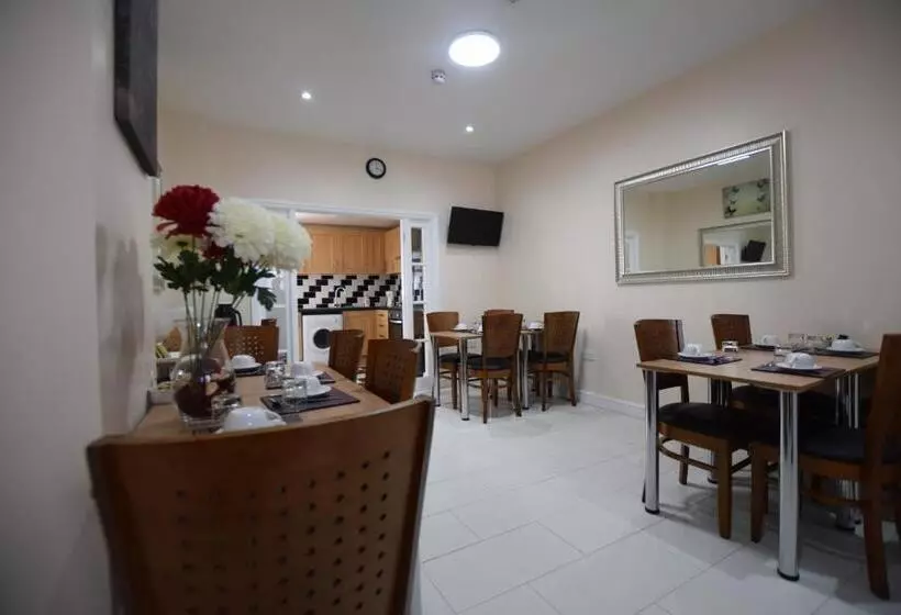 膳宿费 Woodlands Lodge Ilford