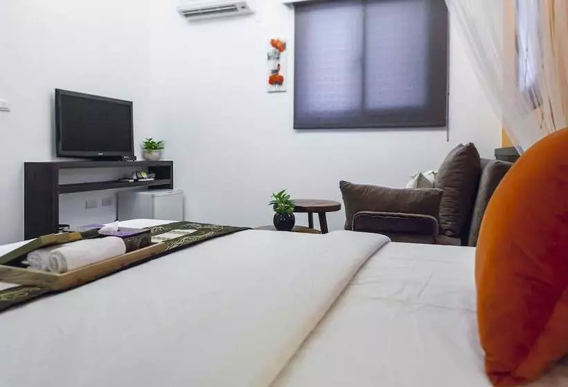 تختخواب و صبحانه East Runnel Villa Young