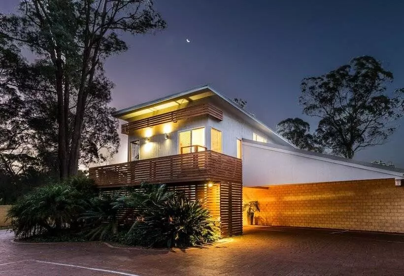 בית מלון כפרי Inn The Tuarts Guest Lodge