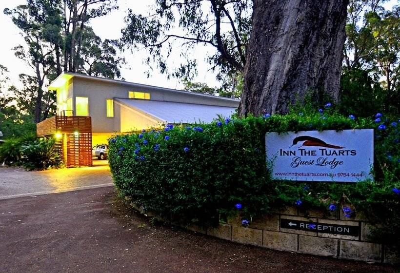 בית מלון כפרי Inn The Tuarts Guest Lodge