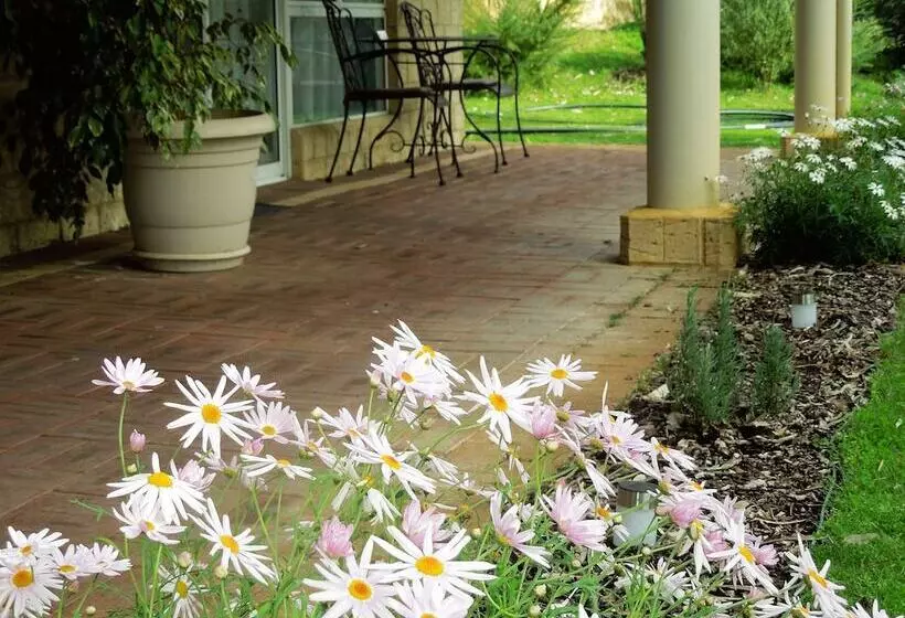 בית מלון כפרי Inn The Tuarts Guest Lodge