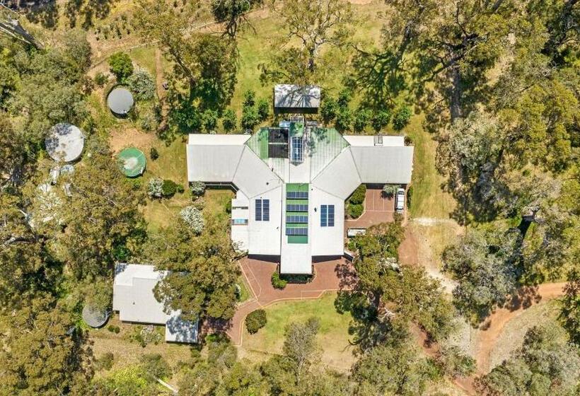 בית מלון כפרי Inn The Tuarts Guest Lodge