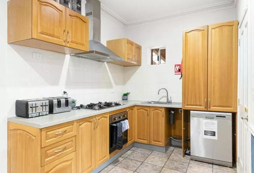 בית מלון כפרי Inn The Tuarts Guest Lodge