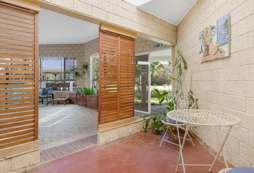 בית מלון כפרי Inn The Tuarts Guest Lodge