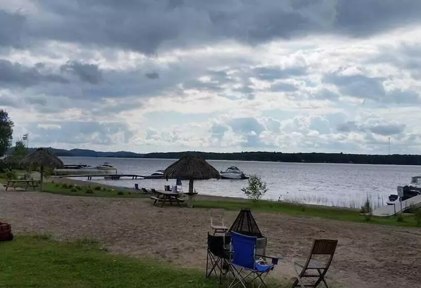 Отель Les Chalets Baie Cascouia