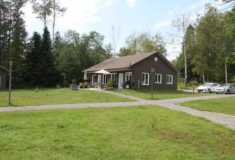 Отель Les Chalets Baie Cascouia