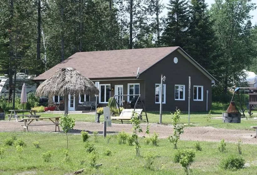 Отель Les Chalets Baie Cascouia