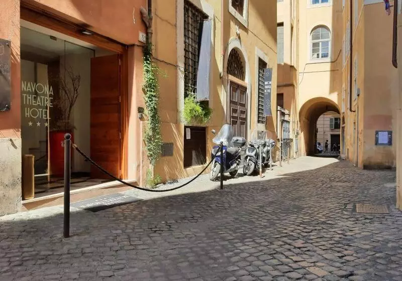 هتل Navona Theatre