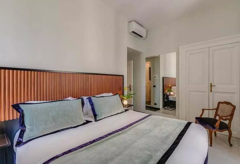 هتل Navona Theatre