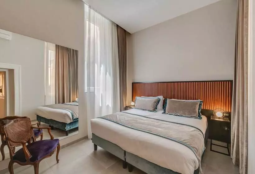 هتل Navona Theatre