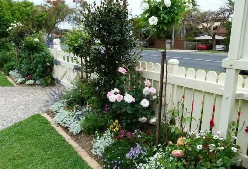 Отель Reid S Place