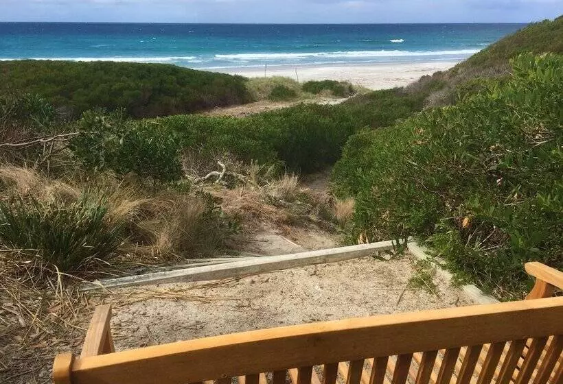 Отель Sandpiper Ocean Cottages