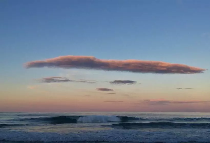 Отель Sandpiper Ocean Cottages