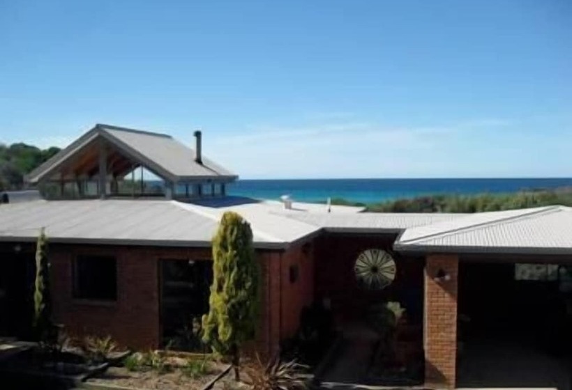 Отель Sandpiper Ocean Cottages