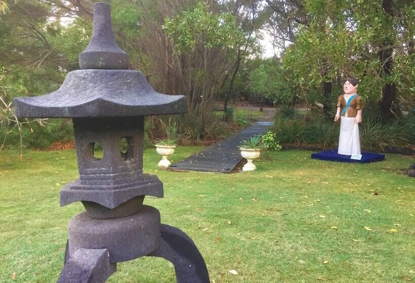 Отель Sandpiper Ocean Cottages