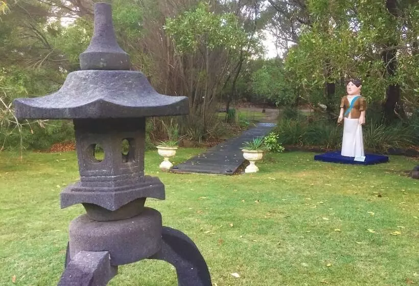 Отель Sandpiper Ocean Cottages