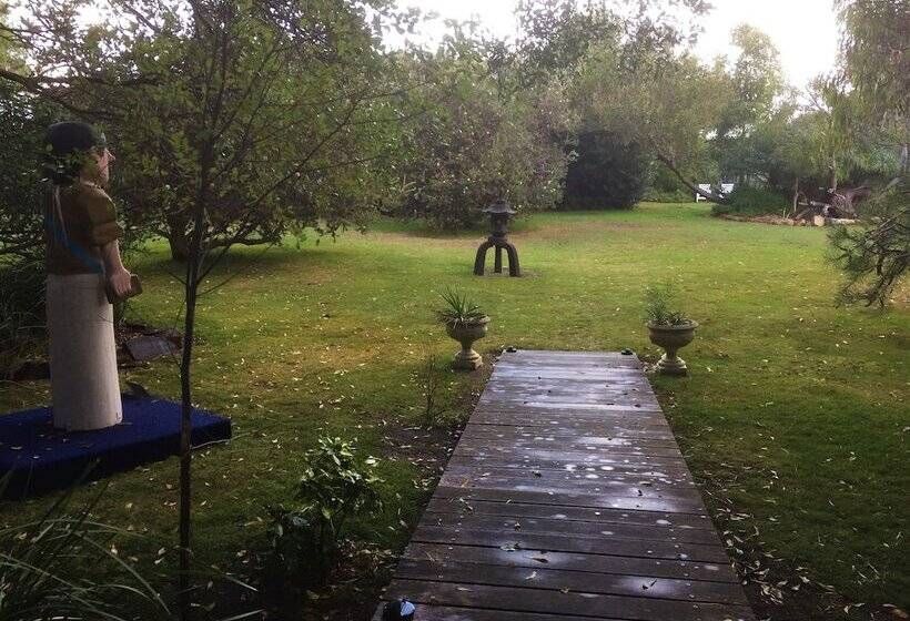 Отель Sandpiper Ocean Cottages