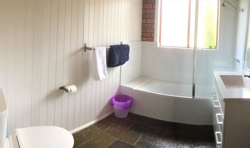 Отель Sandpiper Ocean Cottages