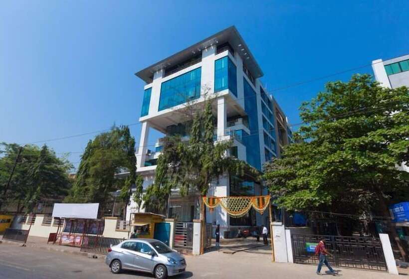 ホテル Satkar Grande