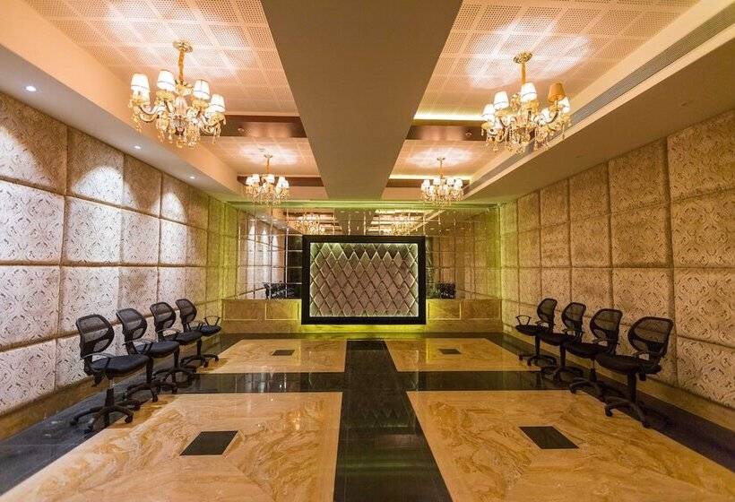 ホテル Satkar Grande