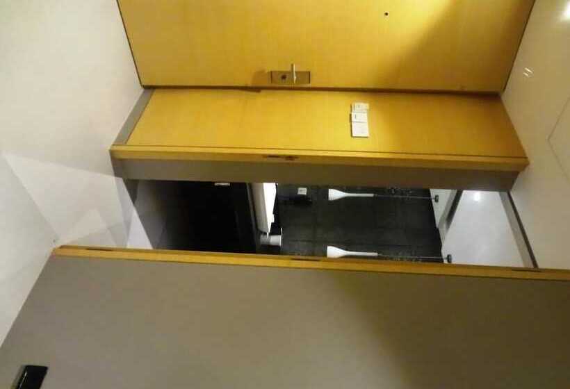 ホテル Satkar Grande