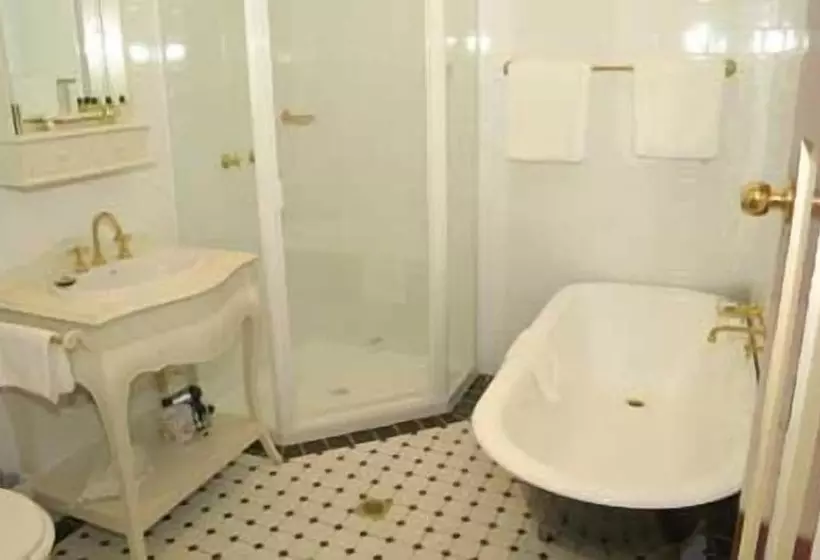 Hotel The Chalet Guesthouse And Studio