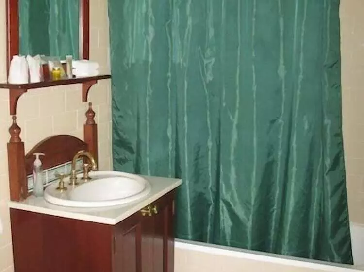 Hotel The Chalet Guesthouse And Studio