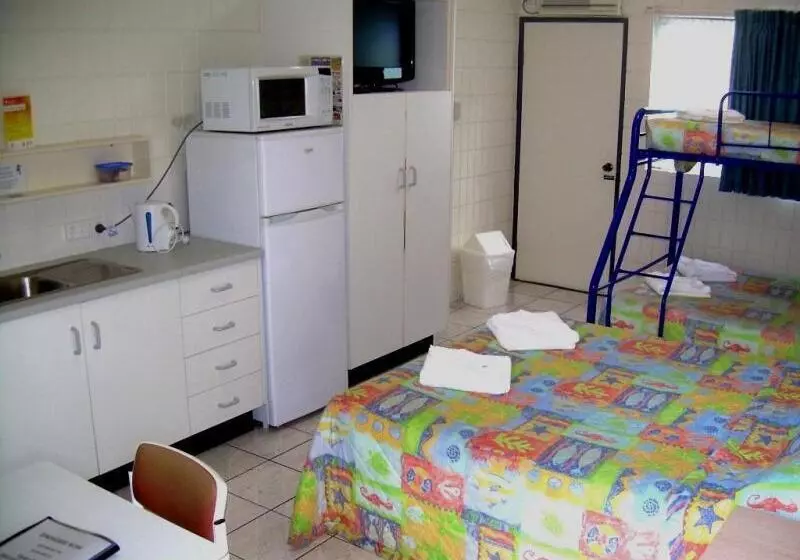 Отель Tropical Palms Resort & 4wd Hire