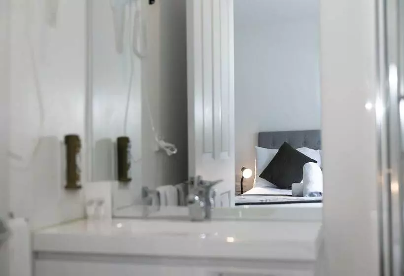 Отель Tullah Lakeside Lodge