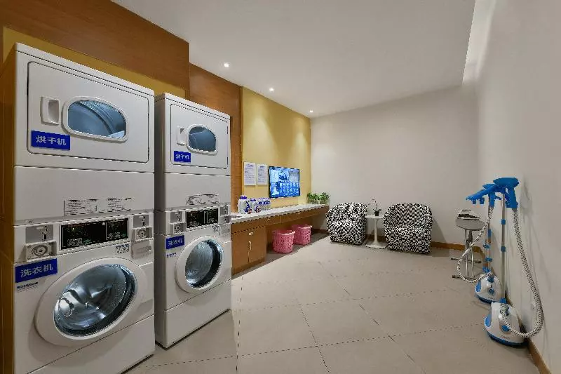 Отель Holiday Inn Express Chengdu Huanhuaxi, An Ihg