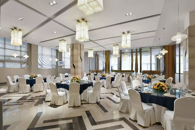 Отель Holiday Inn Express Chengdu Huanhuaxi, An Ihg