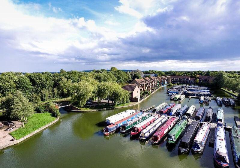 Отель Peartree Lodge Waterside