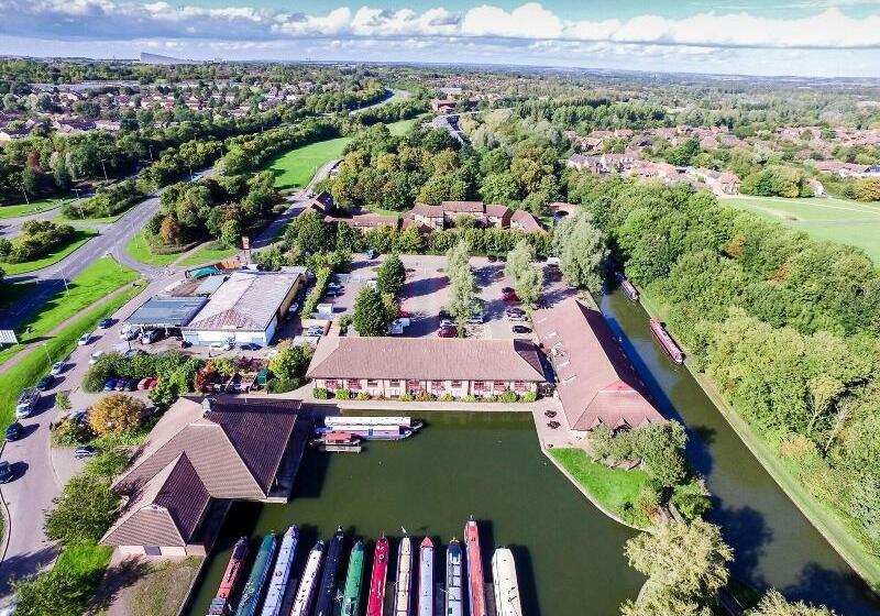 Отель Peartree Lodge Waterside