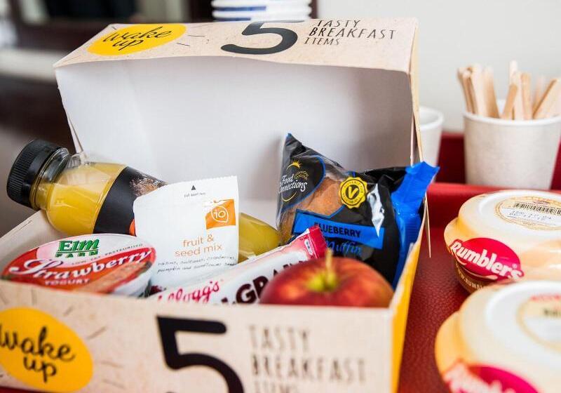 Отель Peartree Lodge Waterside