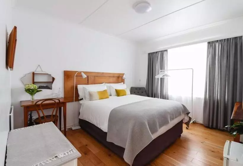 פנסיון Whispering Oaks Guest House