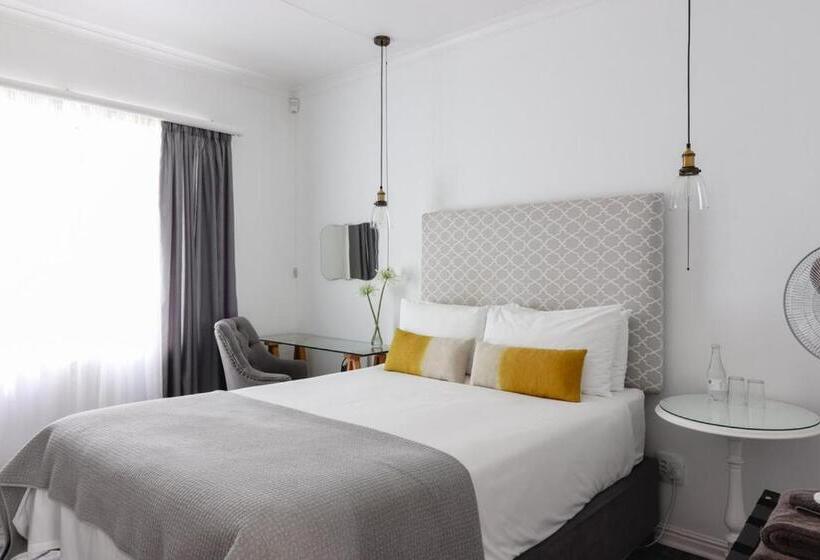 פנסיון Whispering Oaks Guest House