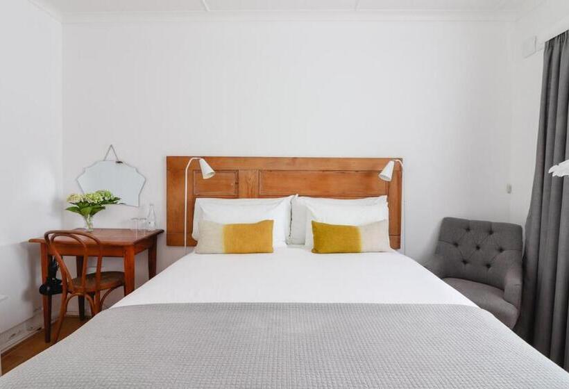 פנסיון Whispering Oaks Guest House