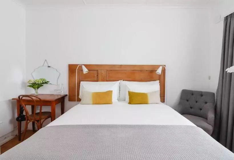 פנסיון Whispering Oaks Guest House