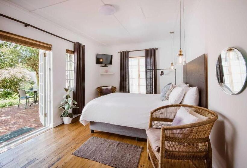 פנסיון Whispering Oaks Guest House