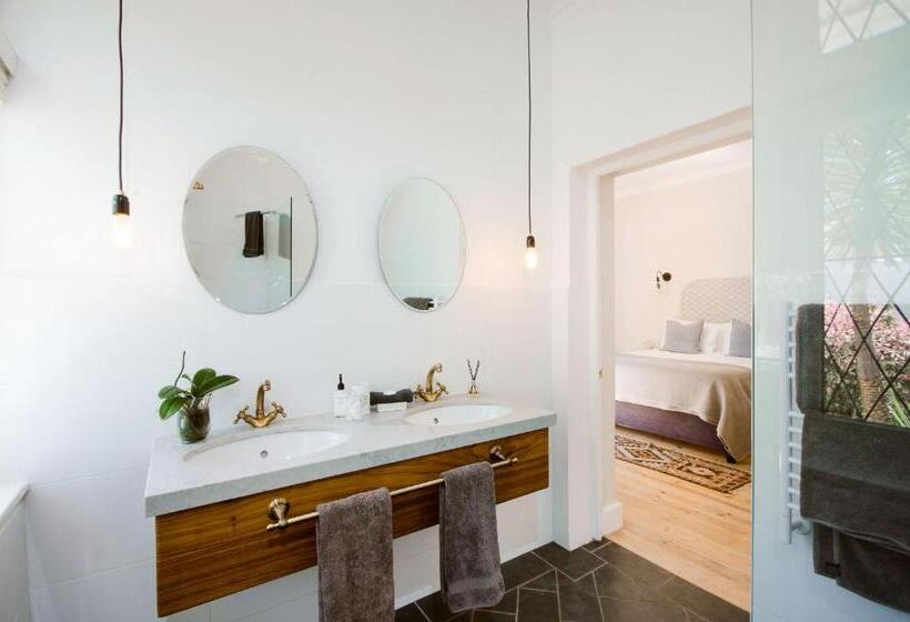 פנסיון Whispering Oaks Guest House